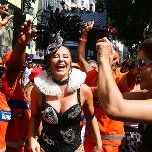 Paolla Oliveira caiu no sambam mostrou o corpão e se divertiu muito no meio dos foliões