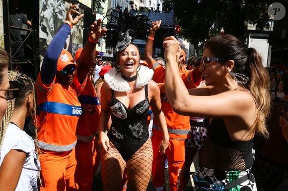 Paolla Oliveira caiu no sambam mostrou o corpão e se divertiu muito no meio dos foliões