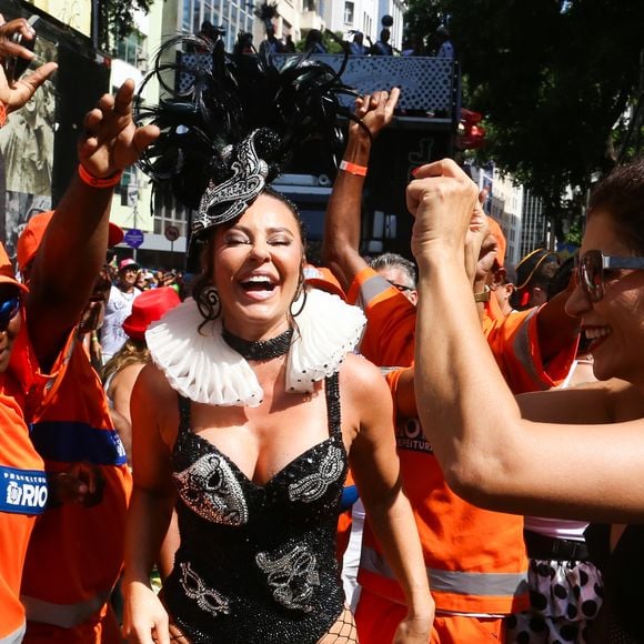 Paolla Oliveira caiu no sambam mostrou o corpão e se divertiu muito no meio dos foliões