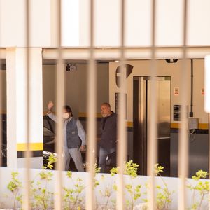 Roberto Carlos acenou para os fotógrafos e fãs