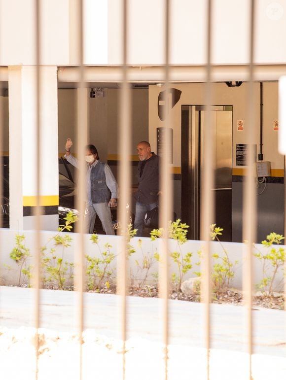 Roberto Carlos acenou para os fotógrafos e fãs