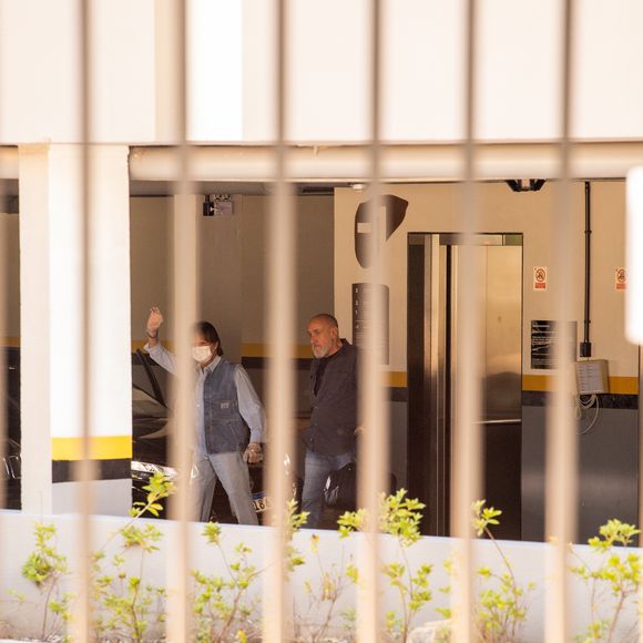 Roberto Carlos acenou para os fotógrafos e fãs