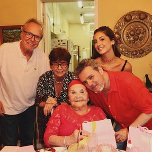 Segundo o Extra, Luiza Gabus Mendes, herdeira de um tradicional clã artístico, ganha destaque com sua estreia na série da Netflix e também pelo novo romance com o filho de Adriana Esteves e Marco Ricca. Na foto, Tato Gabus Mendes aparece no Natal de 2023 ao lado do irmão, Cássio Gabus Mendes, da cunhada, Lídia Brondi, da mãe e da filha, Luiza