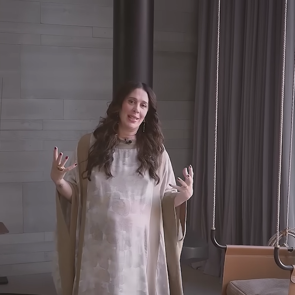 Claudia Raia conta com um balanço em um espaço de relaxamento