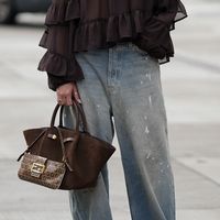 Bolsas na cor chocolate são elegantes e se firmam como o investimento certeiro da temporada. Veja como combinar!