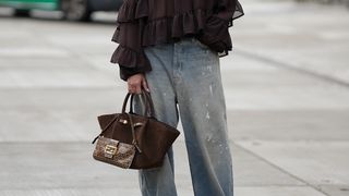 Bolsas na cor chocolate são elegantes e se firmam como o investimento certeiro da temporada. Veja como combinar!