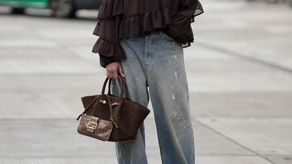Bolsas na cor chocolate são elegantes e se firmam como o investimento certeiro da temporada. Veja como combinar!