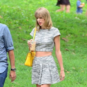 Outra dica de cropped e saia alta, uma das peças favoritas da Taylor Swift