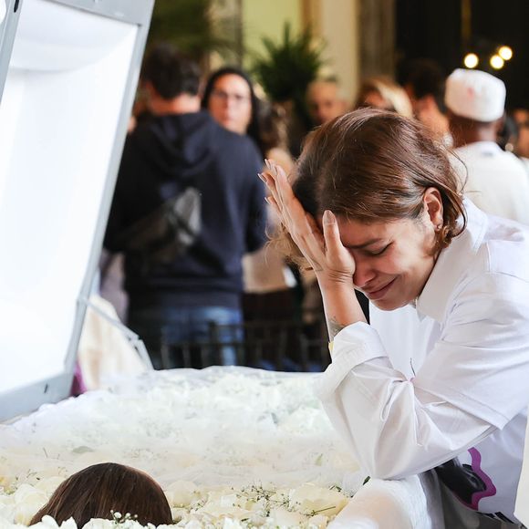 Ju de Paulla chorou diante do corpo de Preta Gil