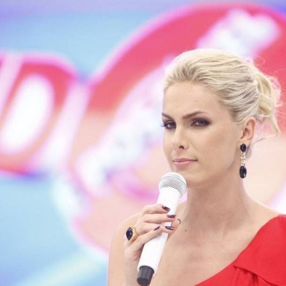 2009 - Em 2009, com a saída de Eliana da Record, Ana Hickmann assumiu o 'Tudo É Possível'
