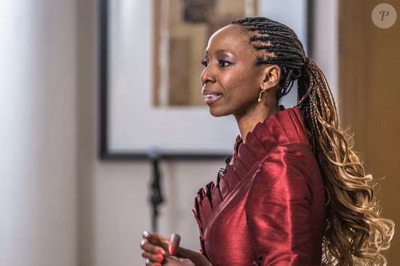 Sophie Chandauka, presidente da Sentebale, declarou na mídia internacional que renúncia abrupta de Harry na instituição de caridade a pegou de surpresa e foi "um exemplo de assédio e intimidação em grande escala".