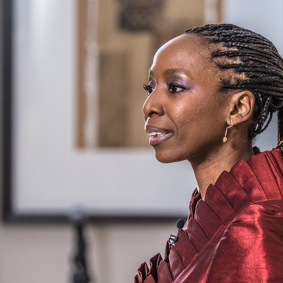 Sophie Chandauka, presidente da Sentebale, declarou na mídia internacional que renúncia abrupta de Harry na instituição de caridade a pegou de surpresa e foi "um exemplo de assédio e intimidação em grande escala".