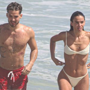 João Guilherme compartilhou em seu Instagram novas fotos para comemorar o primeiro dia de 2025 na praia. Em uma delas, ele surge ao lado da namorada, Bruna Marquezine.