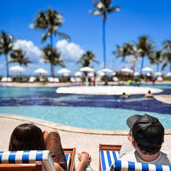 Amado Batista e a esposa Calita Franciele estão curtindo a lua de mel em um resort luxuoso