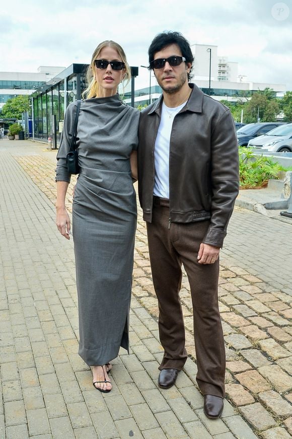 Ao lado do marido, Gabriela Prioli posou também com um vestido cinza, mas com detalhes que deram sensação de volume