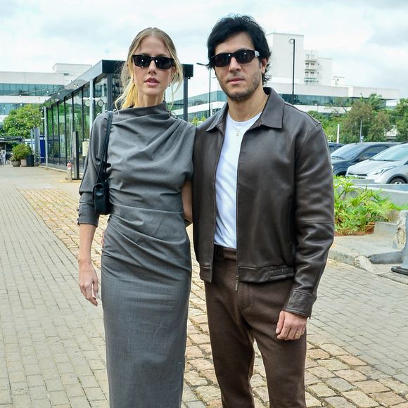 Ao lado do marido, Gabriela Prioli posou também com um vestido cinza, mas com detalhes que deram sensação de volume