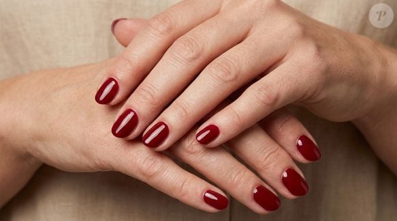 Vermelho cereja é aposta certeira para unhas curtas: tom intenso cria contraste, deixa as mãos mais arrumadas e funciona especialmente bem em formatos ovais ou amendoados