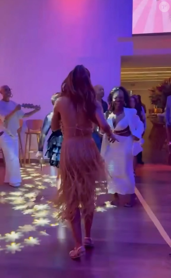 De look dourado, Patrícia Poeta aproveita a festa de aniversário com muito samba e animação ao lado de passistas em São Paulo