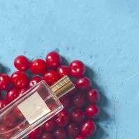 Perfumes de cereja estão de volta! 5 fragrâncias que custam menos de R$ 100 para incorporar o charme sedutor da fruta-tendência o ano todo