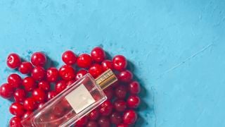 Perfumes de cereja estão de volta! 5 fragrâncias que custam menos de R$ 100 para incorporar o charme sedutor da fruta-tendência o ano todo
