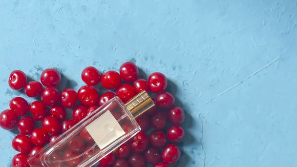 Perfumes de cereja estão de volta! 5 fragrâncias que custam menos de R$ 100 para incorporar o charme sedutor da fruta-tendência o ano todo