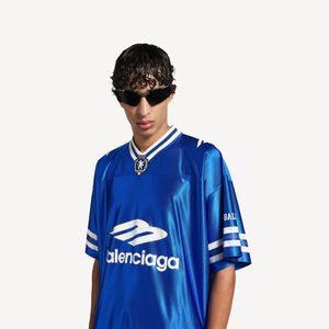 Peça azul-royal com efeito desgastado e estética esportiva evidencia o estilo marcante da grife internacional