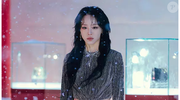 Vivida por Shin Hye-sun, Sarah Kim é apresentada como dona da marca de luxo Boudoir, mas seu passado revela uma teia de mentiras