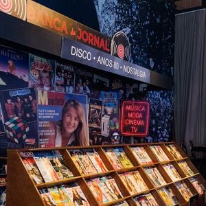 A banca cenográfica montada na festa reuniu capas de revistas estreladas por Ticiane Pinheiro ao longo da carreira