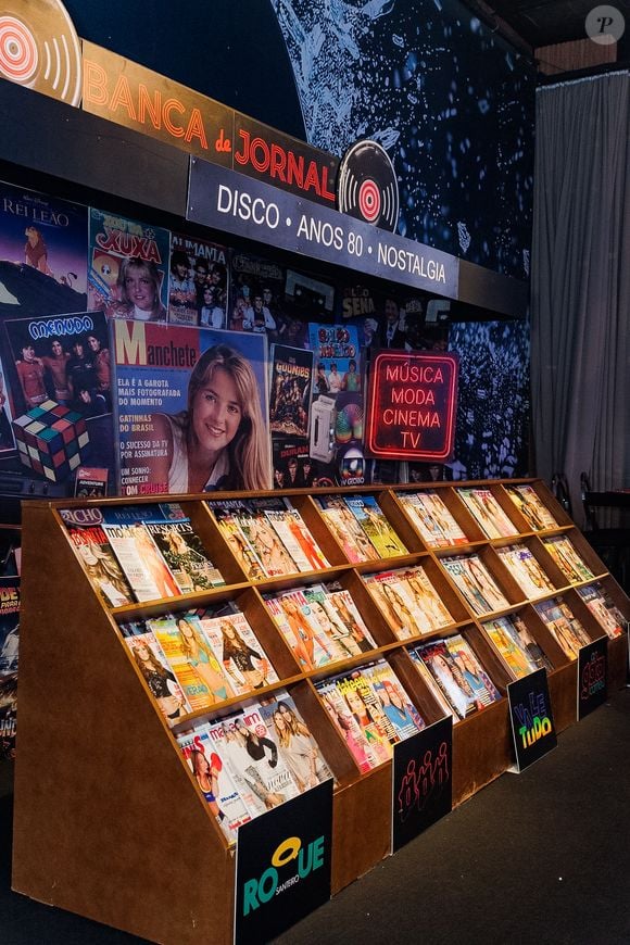 A banca cenográfica montada na festa reuniu capas de revistas estreladas por Ticiane Pinheiro ao longo da carreira