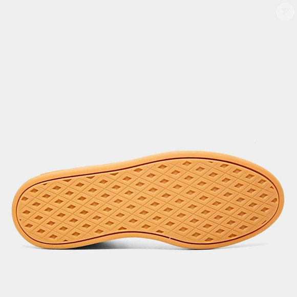 Apesar do visual premium, é encontrado por um preço bem mais acessível do que os queridinhos da temporada: atualmente por R$ 229,99 no site da NetShoes.