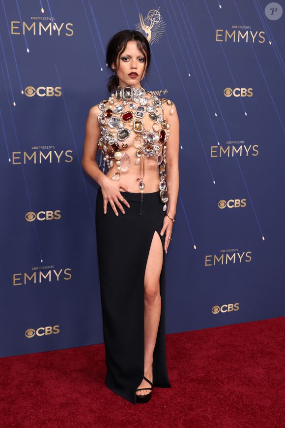 Jenna Ortega de Givenchy no tapete vermelho do Emmy 2025