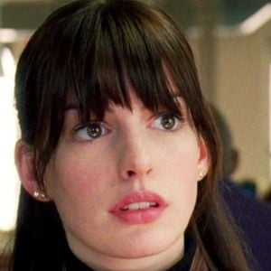 Anne Hathaway interpreta uma Andy Sachs mais estratégica, que já não busca aprovação, mas sim autonomia profissional e pessoal