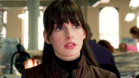 Anne Hathaway interpreta uma Andy Sachs mais estratégica, que já não busca aprovação, mas sim autonomia profissional e pessoal