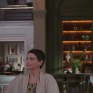 Quando retorna aos dois em plano médio, segundos depois, Odete aparece segurando uma xícara de café ao invés do copo