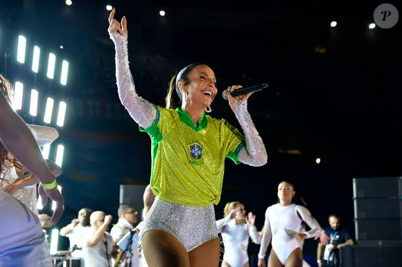 Cantora baiana reforça relação histórica com o futebol em apresentação que mistura axé e patriotismo