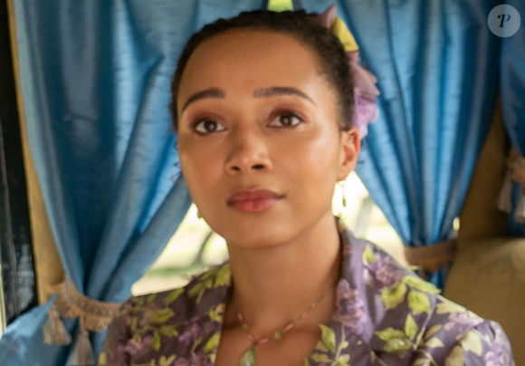 Emma Naomi tem 1,75 m de altura e interpreta Alice Mondrich em 'Bridgerton'