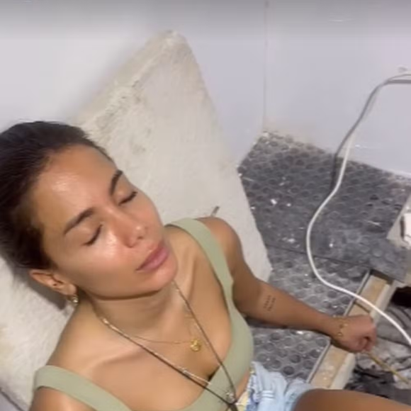 Anitta faz meditação e tenta salvar cachorro com ajuda da espiritualidade