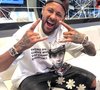 Neymar virou assunto nas redes sociais após aparecer sem a aliança de noivado com Bruna Biancardi em uma balada de Nova York. O detalhe reacendeu lembranças da traição admitida pelo jogador em 2023 e dividiu opiniões na web
