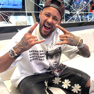 Neymar virou assunto nas redes sociais após aparecer sem a aliança de noivado com Bruna Biancardi em uma balada de Nova York. O detalhe reacendeu lembranças da traição admitida pelo jogador em 2023 e dividiu opiniões na web