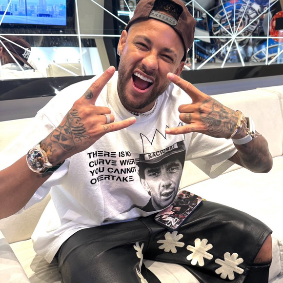 Neymar virou assunto nas redes sociais após aparecer sem a aliança de noivado com Bruna Biancardi em uma balada de Nova York. O detalhe reacendeu lembranças da traição admitida pelo jogador em 2023 e dividiu opiniões na web