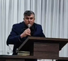 Fiéis não perceberam mal súbito de imediato — ajoelhar fazia parte da pregação do pastor. O silêncio prolongado gerou estranhamento; logo em seguida, membros da igreja correram para socorrê-lo