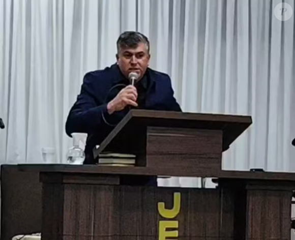 Fiéis não perceberam mal súbito de imediato — ajoelhar fazia parte da pregação do pastor. O silêncio prolongado gerou estranhamento; logo em seguida, membros da igreja correram para socorrê-lo