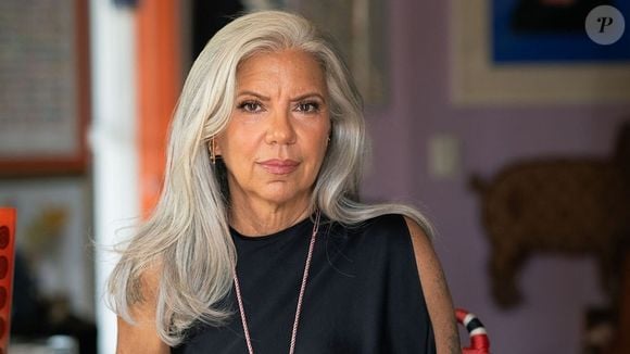 Hoje, muitas mulheres gostariam de assumir os fios brancos, dar o passo de abandonar a tintura e exibir o cabelo natural