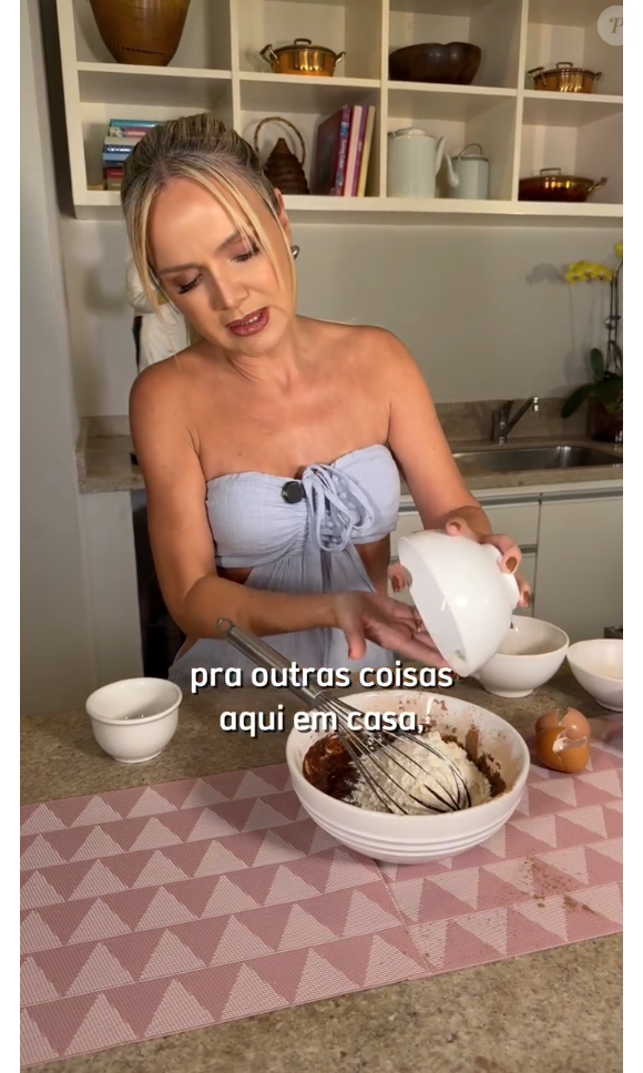 Para preparar o bolo, basta misturar todos os ingredientes muito bem, como manda a receita