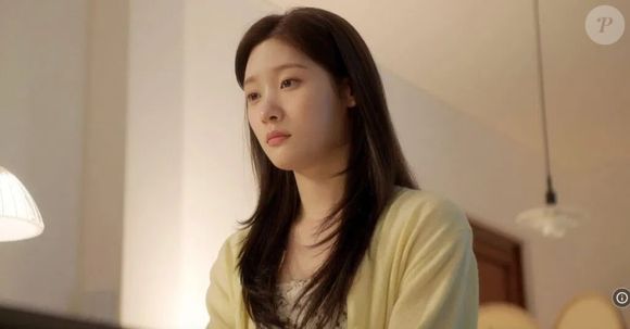 Jung Chae-yeon vive Han Song-i em 'Primeira Vez, Amor'. A personagem é a melhor amiga de infância de Tae-o, por quem sem apaixona