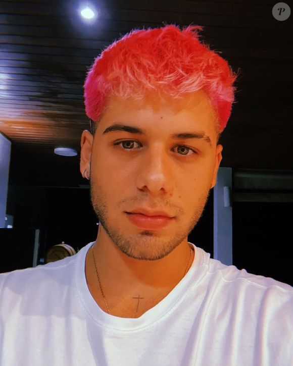 Zé Felipe também já teve o cabelo 'rosa pink', que se repetiu em diversas ocasiões