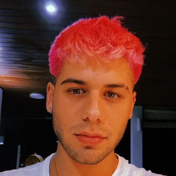 Zé Felipe também já teve o cabelo 'rosa pink', que se repetiu em diversas ocasiões