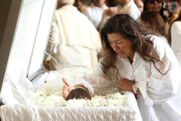 Amiga de Preta Gil, Regina Casé ficou diante do caixão e se emocionou muito no velório