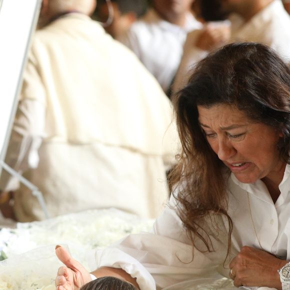 Amiga de Preta Gil, Regina Casé ficou diante do caixão e se emocionou muito no velório