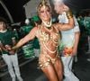 Viviane Araujo ostentou o corpo saradíssimo em uma fantasia mínima e bastante sensual